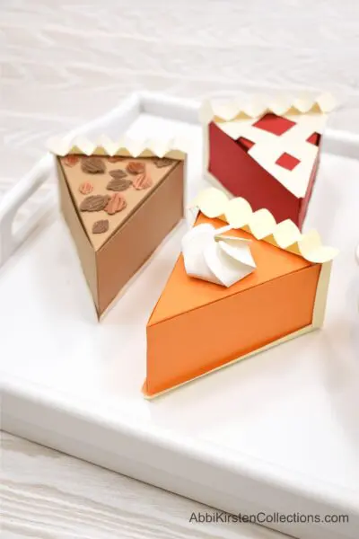DIY Pumpkin Pie Craft Boxes - Thanksgiving Treat Box. Make pie take-home containers and favori boxes with these free Cricut templates and PDF printables.