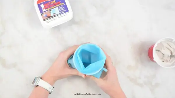 How to fill your piping bag with lightweight spackling for faux whipped cream.