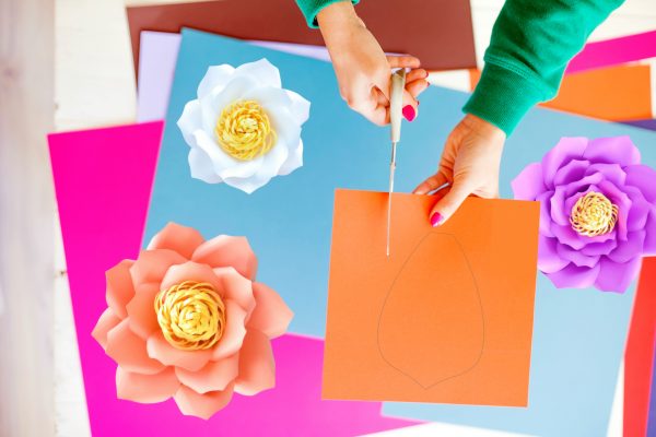 Make easy giant paper flowers with this free paper flower template for Cricut. 