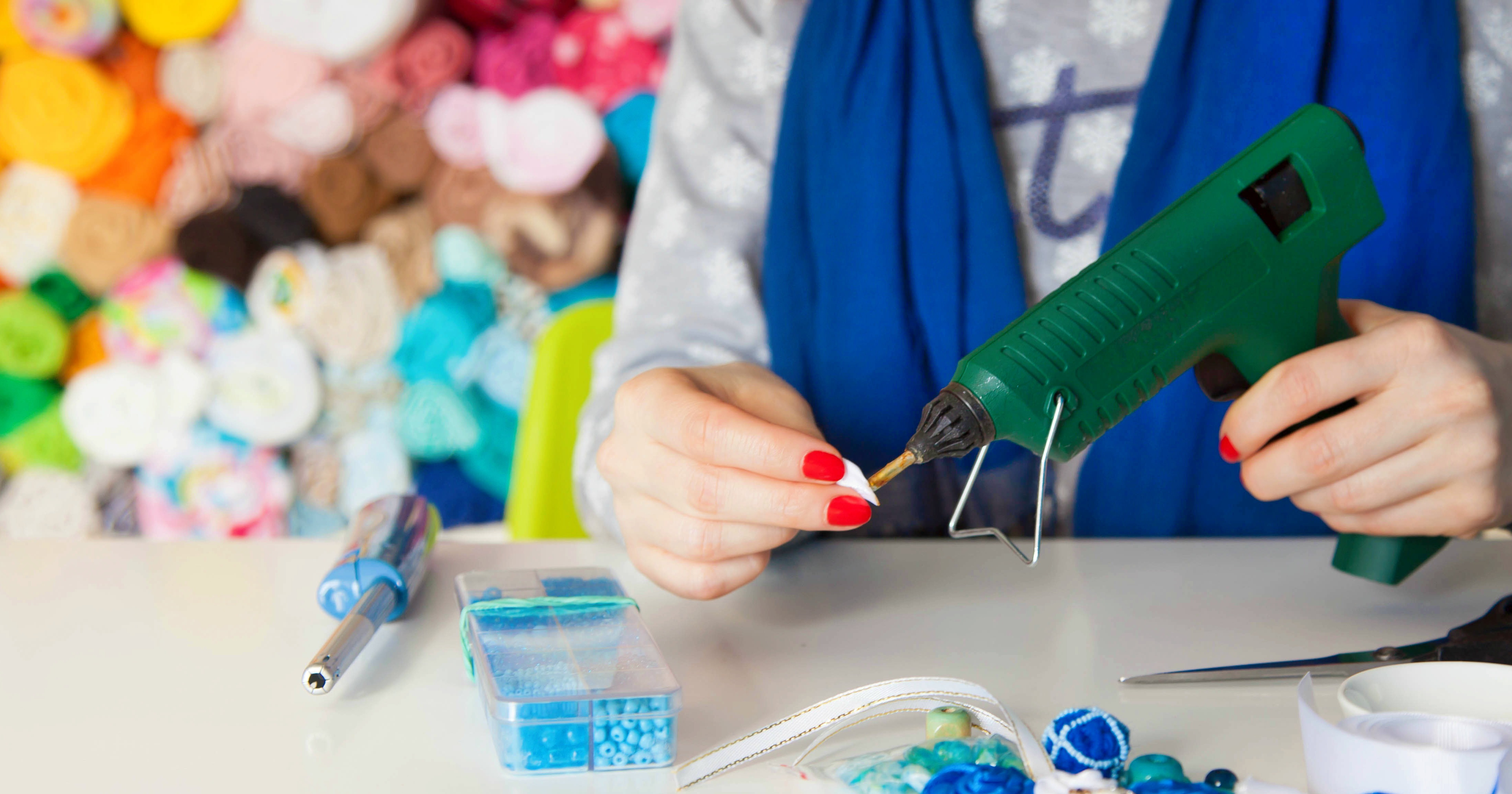 How to hang paper flowers on fabric