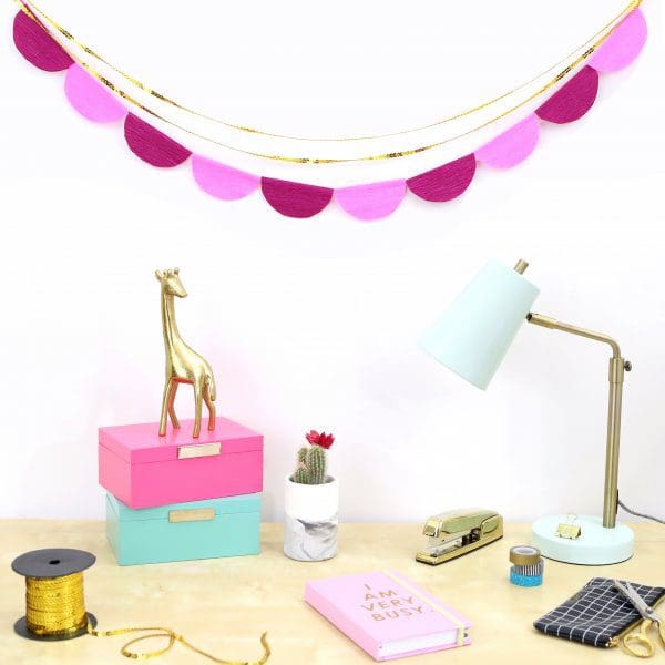 a-bright-and-modern-desk-scene_t20_8BQ9x6