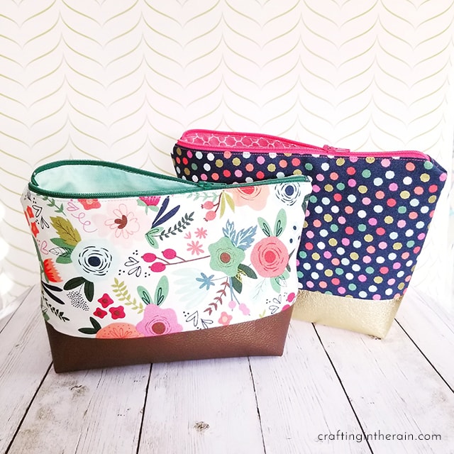 DIY cosmetic bag with Cricut. 