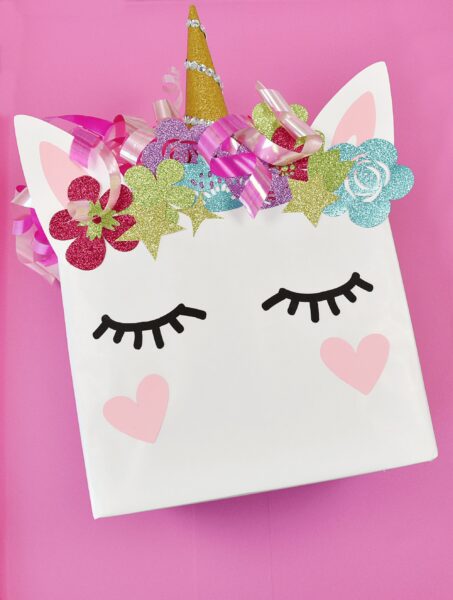 Learn how to make this adorable unicorn Valentine box with sparkling flowers for hair and a shining golden unicorn horn. Long lashes and heart-shaped cheeks are the perfect finishing touch for this Valentine’s Day unicorn!