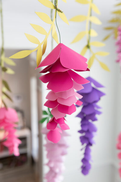 Learn how to make hanging flowers with this easy step-by-step tutorial for parties and weddings. 