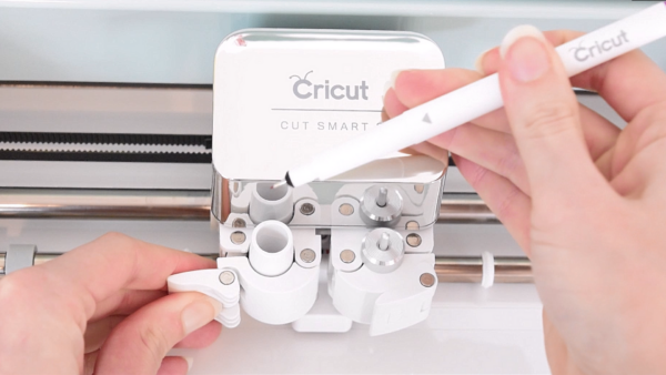 Inserting a pen to your Cricut